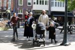 Amsterdam 16 april 2022
Kimberley Klaver en haar partner Michel v d Bergh met kinderen op de cornelis schuytstraat