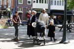 Amsterdam 16 april 2022
Kimberley Klaver en haar partner Michel v d Bergh met kinderen op de cornelis schuytstraat