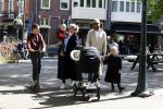 Amsterdam 16 april 2022
Kimberley Klaver en haar partner Michel v d Bergh met kinderen op de cornelis schuytstraat