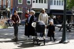 Amsterdam 16 april 2022
Kimberley Klaver en haar partner Michel v d Bergh met kinderen op de cornelis schuytstraat