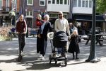 Amsterdam 16 april 2022
Kimberley Klaver en haar partner Michel v d Bergh met kinderen op de cornelis schuytstraat