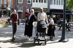 Amsterdam 16 april 2022
Kimberley Klaver en haar partner Michel v d Bergh met kinderen op de cornelis schuytstraat