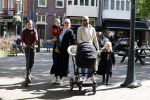 Amsterdam 16 april 2022
Kimberley Klaver en haar partner Michel v d Bergh met kinderen op de cornelis schuytstraat