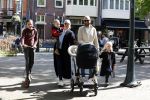 Amsterdam 16 april 2022
Kimberley Klaver en haar partner Michel v d Bergh met kinderen op de cornelis schuytstraat