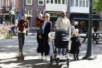 Amsterdam 16 april 2022
Kimberley Klaver en haar partner Michel v d Bergh met kinderen op de cornelis schuytstraat