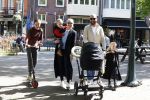 Amsterdam 16 april 2022
Kimberley Klaver en haar partner Michel v d Bergh met kinderen op de cornelis schuytstraat