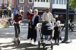 Amsterdam 16 april 2022
Kimberley Klaver en haar partner Michel v d Bergh met kinderen op de cornelis schuytstraat
