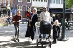 Amsterdam 16 april 2022
Kimberley Klaver en haar partner Michel v d Bergh met kinderen op de cornelis schuytstraat
