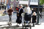 Amsterdam 16 april 2022
Kimberley Klaver en haar partner Michel v d Bergh met kinderen op de cornelis schuytstraat