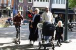 Amsterdam 16 april 2022
Kimberley Klaver en haar partner Michel v d Bergh met kinderen op de cornelis schuytstraat