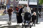 Amsterdam 16 april 2022
Kimberley Klaver en haar partner Michel v d Bergh met kinderen op de cornelis schuytstraat