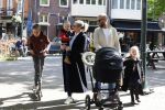 Amsterdam 16 april 2022
Kimberley Klaver en haar partner Michel v d Bergh met kinderen op de cornelis schuytstraat