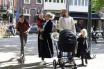 Amsterdam 16 april 2022
Kimberley Klaver en haar partner Michel v d Bergh met kinderen op de cornelis schuytstraat