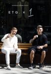 Amsterdam 9 mei 2022
Lil Kleine en Lisandro Martinez op het bankje voor 1 Amsterdam in Amsterdam zuid