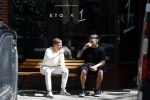 Amsterdam 9 mei 2022
Lil Kleine en Lisandro Martinez op het bankje voor 1 Amsterdam in Amsterdam zuid