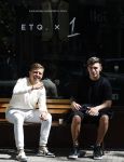 Amsterdam 9 mei 2022
Lil Kleine en Lisandro Martinez op het bankje voor 1 Amsterdam in Amsterdam zuid