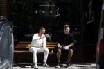 Amsterdam 9 mei 2022
Lil Kleine en Lisandro Martinez op het bankje voor 1 Amsterdam in Amsterdam zuid