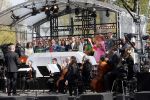 Maastricht 27 april 2022
Koningsdag wordt dit jaar in Maastricht gevierd . Aanwezig Koning Willem Alexander Koningin Maxima Prinses Amalia Prinses Alexia Prinses Ariane Prins Constantijn Prinses Laurentien Prins Maurits Prinses Marilene Prins Bernhard Prinses Annette Prins Floris Prinses Aimee Prins Pieter Christiaan en Prinses Annette. Lucas en Steve