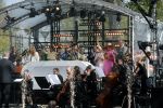 Maastricht 27 april 2022
Koningsdag wordt dit jaar in Maastricht gevierd . Aanwezig Koning Willem Alexander Koningin Maxima Prinses Amalia Prinses Alexia Prinses Ariane Prins Constantijn Prinses Laurentien Prins Maurits Prinses Marilene Prins Bernhard Prinses Annette Prins Floris Prinses Aimee Prins Pieter Christiaan en Prinses Annette. Lucas en Steve