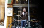 Amsterdam 15 april 2022
Maarten Spanjer eet brodje op straat in Amsterdam