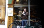 Amsterdam 15 april 2022
Maarten Spanjer eet brodje op straat in Amsterdam