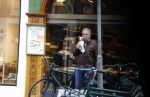 Amsterdam 15 april 2022
Maarten Spanjer eet brodje op straat in Amsterdam