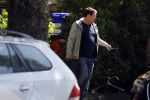 Amsterdam 9 mei 2022
Martijn Krabbe en zijn zoon Bickel tillen samen  muziekspullen in de auto van Martijn
