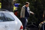 Amsterdam 9 mei 2022
Martijn Krabbe en zijn zoon Bickel tillen samen  muziekspullen in de auto van Martijn