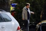 Amsterdam 9 mei 2022
Martijn Krabbe en zijn zoon Bickel tillen samen  muziekspullen in de auto van Martijn