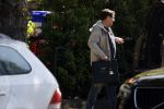 Amsterdam 9 mei 2022
Martijn Krabbe en zijn zoon Bickel tillen samen  muziekspullen in de auto van Martijn
