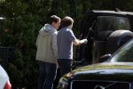 Amsterdam 9 mei 2022
Martijn Krabbe en zijn zoon Bickel tillen samen  muziekspullen in de auto van Martijn