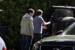 Amsterdam 9 mei 2022
Martijn Krabbe en zijn zoon Bickel tillen samen  muziekspullen in de auto van Martijn