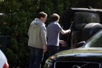 Amsterdam 9 mei 2022
Martijn Krabbe en zijn zoon Bickel tillen samen  muziekspullen in de auto van Martijn