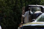 Amsterdam 9 mei 2022
Martijn Krabbe en zijn zoon Bickel tillen samen  muziekspullen in de auto van Martijn