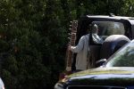 Amsterdam 9 mei 2022
Martijn Krabbe en zijn zoon Bickel tillen samen  muziekspullen in de auto van Martijn