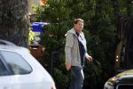 Amsterdam 9 mei 2022
Martijn Krabbe en zijn zoon Bickel tillen samen  muziekspullen in de auto van Martijn