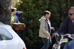 Amsterdam 9 mei 2022
Martijn Krabbe en zijn zoon Bickel tillen samen  muziekspullen in de auto van Martijn