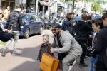Amsterdam 23 april 2022
Mobicepp en Joey Bravo met hun Laborghini's op de pc hooftstraat. Tientallen kinderen zijn foto's aan het maken.