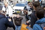 Amsterdam 23 april 2022
Mobicepp en Joey Bravo met hun Laborghini's op de pc hooftstraat. Tientallen kinderen zijn foto's aan het maken.