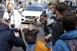Amsterdam 23 april 2022
Mobicepp en Joey Bravo met hun Laborghini's op de pc hooftstraat. Tientallen kinderen zijn foto's aan het maken.