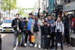 Amsterdam 23 april 2022
Mobicepp en Joey Bravo met hun Laborghini's op de pc hooftstraat. Tientallen kinderen zijn foto's aan het maken.