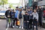 Amsterdam 23 april 2022
Mobicepp en Joey Bravo met hun Laborghini's op de pc hooftstraat. Tientallen kinderen zijn foto's aan het maken.