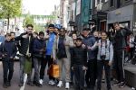 Amsterdam 23 april 2022
Mobicepp en Joey Bravo met hun Laborghini's op de pc hooftstraat. Tientallen kinderen zijn foto's aan het maken.