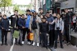 Amsterdam 23 april 2022
Mobicepp en Joey Bravo met hun Laborghini's op de pc hooftstraat. Tientallen kinderen zijn foto's aan het maken.