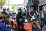 Amsterdam 23 april 2022
Mobicepp en Joey Bravo met hun Laborghini's op de pc hooftstraat. Tientallen kinderen zijn foto's aan het maken.