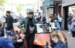 Amsterdam 23 april 2022
Mobicepp en Joey Bravo met hun Laborghini's op de pc hooftstraat. Tientallen kinderen zijn foto's aan het maken.
