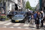 Amsterdam 23 april 2022
Mobicepp en Joey Bravo met hun Laborghini's op de pc hooftstraat. Tientallen kinderen zijn foto's aan het maken.