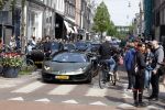 Amsterdam 23 april 2022
Mobicepp en Joey Bravo met hun Laborghini's op de pc hooftstraat. Tientallen kinderen zijn foto's aan het maken.