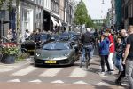 Amsterdam 23 april 2022
Mobicepp en Joey Bravo met hun Laborghini's op de pc hooftstraat. Tientallen kinderen zijn foto's aan het maken.