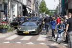 Amsterdam 23 april 2022
Mobicepp en Joey Bravo met hun Laborghini's op de pc hooftstraat. Tientallen kinderen zijn foto's aan het maken.